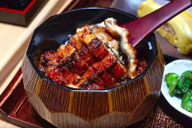 排了一條街的隊,吃一碗新加坡最好吃的鰻魚飯,值了!