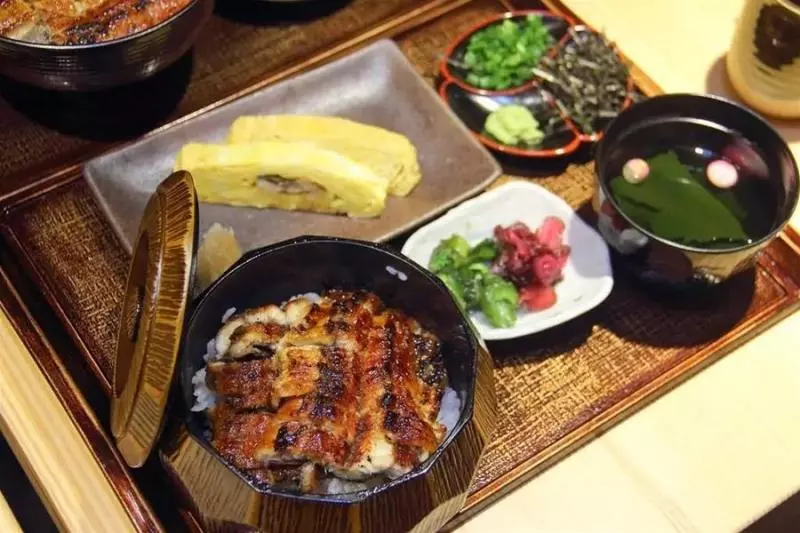排了一條街的隊,吃一碗新加坡最好吃的鰻魚飯,值了!