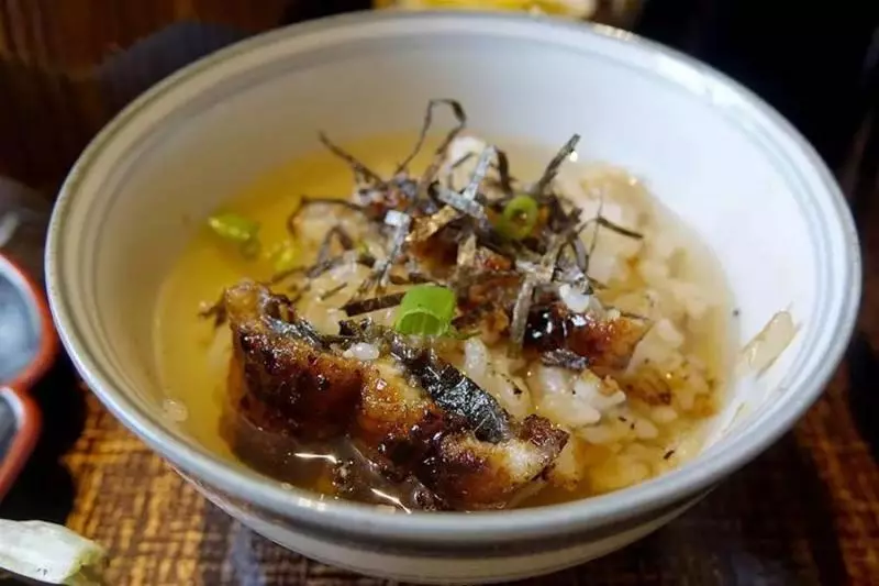 排了一條街的隊,吃一碗新加坡最好吃的鰻魚飯,值了!