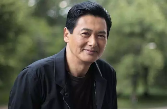 劉德華的恩師,周潤發也不敢得罪他,現74歲仍堅持做音樂