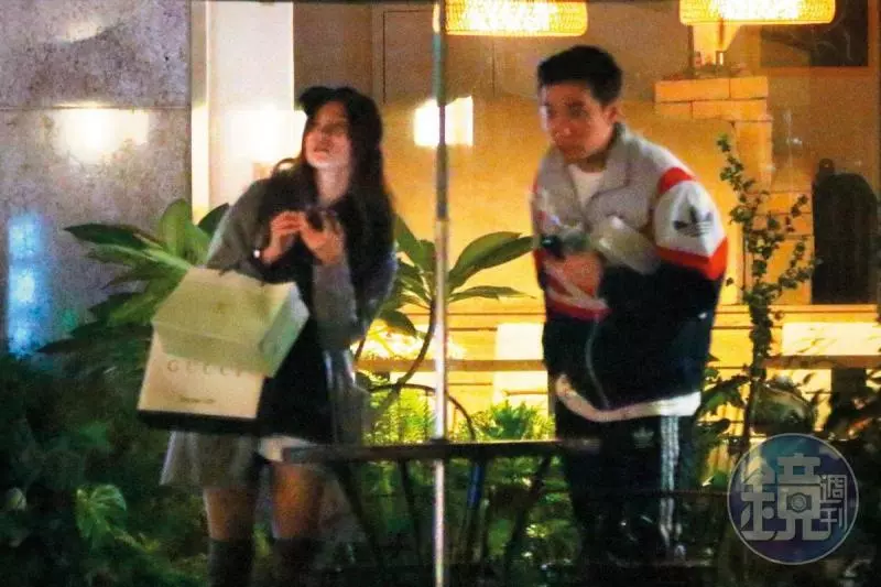 空姐突回家!開門驚見男友偷吃公司女同事