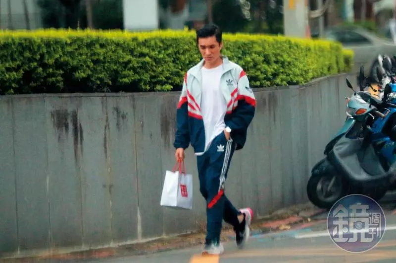 空姐突回家!開門驚見男友偷吃公司女同事