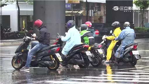 雷擊伴強風大雨!「颮線」進入南台灣 留意震後山壁崩塌