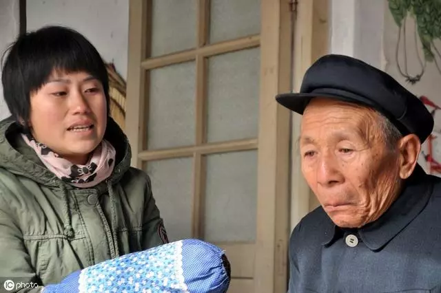 公公住進我家後就沒有消停過,他的日常言行,讓我厭惡至極