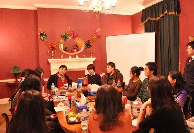 聚會時班長突然借錢,只有我借了2萬,回家接到電話後我愣住了