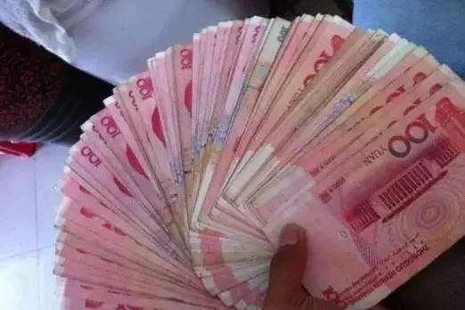 聚會時班長突然借錢,只有我借了2萬,回家接到電話後我愣住了