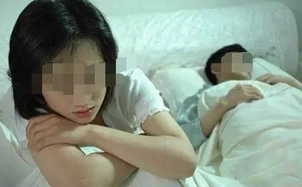妻子和上司私奔,丈夫贍養岳母三年,收到一個盒子,打開癱在地上