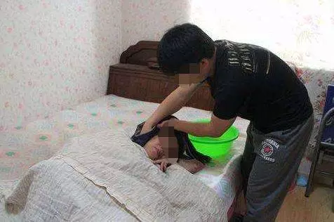 妻子和上司私奔,丈夫贍養岳母三年,收到一個盒子,打開癱在地上