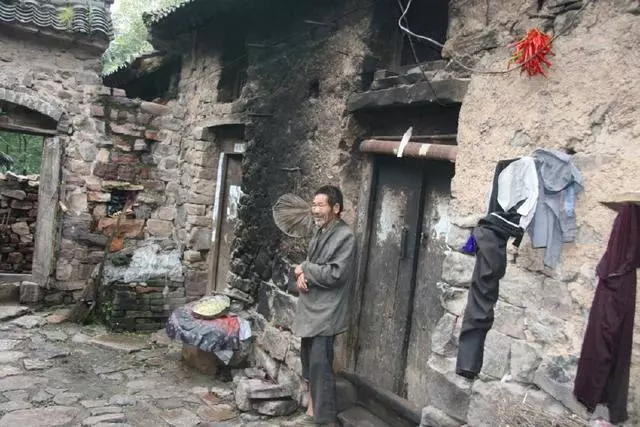 婚禮現場丈母娘嘲笑我窮,正尷尬時接到老闆電話,我瞬間挺直腰板