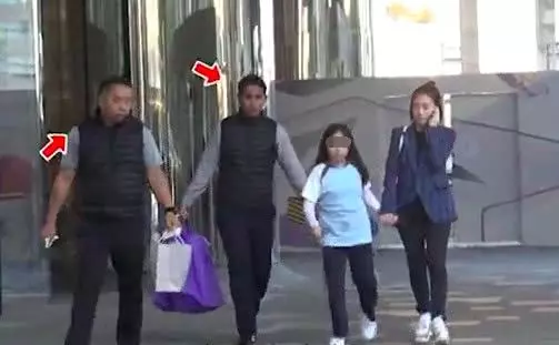 甘比帶女兒吃飯6名保鏢護駕排場大,母女心情好大快朵頤不顧吃相!