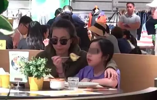 甘比帶女兒吃飯6名保鏢護駕排場大,母女心情好大快朵頤不顧吃相!