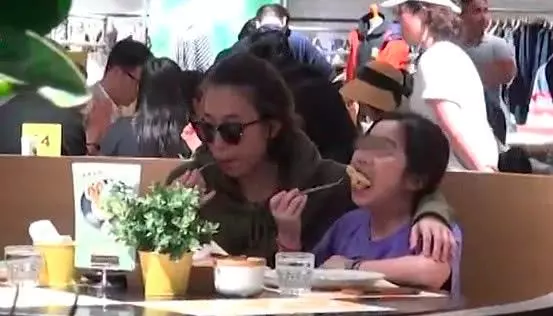 甘比帶女兒吃飯6名保鏢護駕排場大,母女心情好大快朵頤不顧吃相!