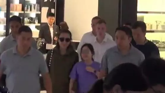 甘比帶女兒吃飯6名保鏢護駕排場大,母女心情好大快朵頤不顧吃相!