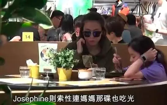 甘比帶女兒吃飯6名保鏢護駕排場大,母女心情好大快朵頤不顧吃相!
