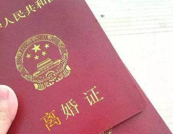 小姑子請客吃飯,我到她家門口看見一輛寶馬,我扭頭就走