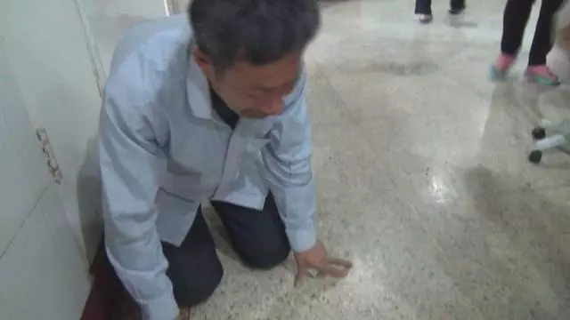 母親跪求叔叔借我學費,被嘲諷後拒絕,10年後他求我救他兒子
