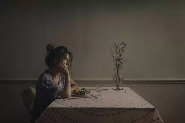 大姑子經常來娘家蹭吃蹭喝,婆婆癱瘓後,她再不登門