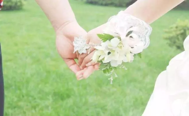里孫滿月給500,外孫女滿月卻給5000,婆婆你做得對!