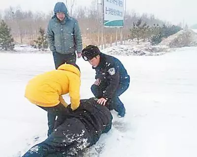 母親癱瘓,兒子、兒媳偷偷把她抬到外麵扔掉,一場雪後兒子出門傻了!