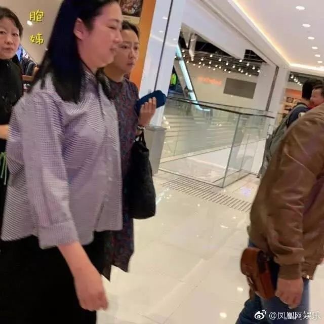劉德華老婆朱麗倩現身女兒校運會,發福成球完全不敢看