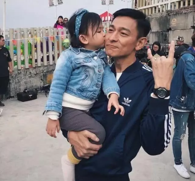 劉德華老婆朱麗倩現身女兒校運會,發福成球完全不敢看