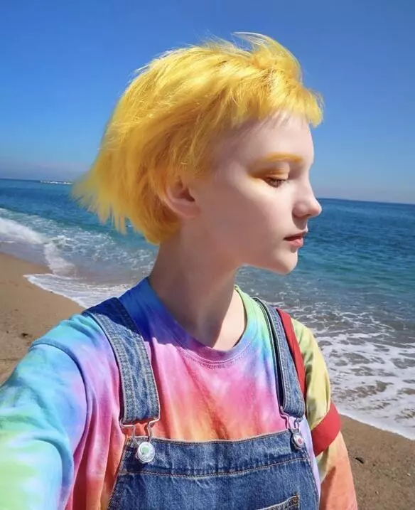 最會染的少女!19歲正妹「染過世上所有顏色」 連最醜「青色」都能演繹成仙氣精靈❤