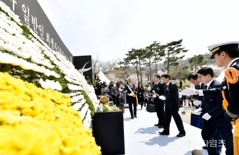 淚水失控...12位世越號「為學生犧牲」英雄老師故事 她笑著脫救生衣給學生...最後看著大家逃走