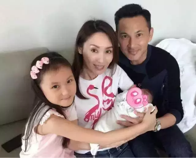「億萬塑膠千金」郭可盈抹胸裙配長發,優雅端莊,美的不像49歲!