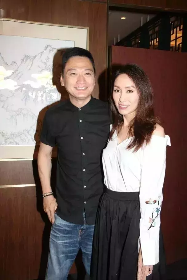 「億萬塑膠千金」郭可盈抹胸裙配長發,優雅端莊,美的不像49歲!