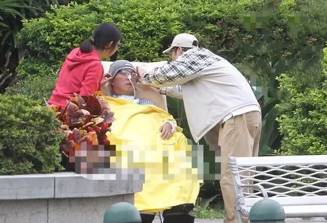 50歲音樂人袁惟仁,腦溢血昏迷後又發現腦瘤,近照首曝光身形消瘦癱坐輪椅反應遲鈍