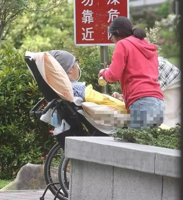 50歲音樂人袁惟仁,腦溢血昏迷後又發現腦瘤,近照首曝光身形消瘦癱坐輪椅反應遲鈍