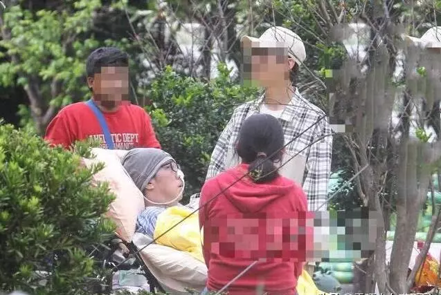 50歲音樂人袁惟仁,腦溢血昏迷後又發現腦瘤,近照首曝光身形消瘦癱坐輪椅反應遲鈍