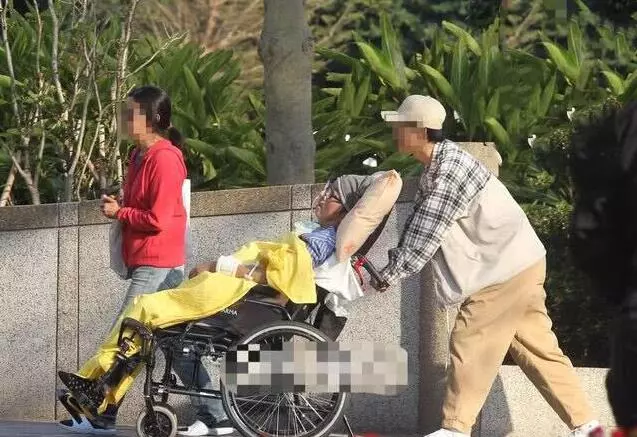 50歲音樂人袁惟仁,腦溢血昏迷後又發現腦瘤,近照首曝光身形消瘦癱坐輪椅反應遲鈍