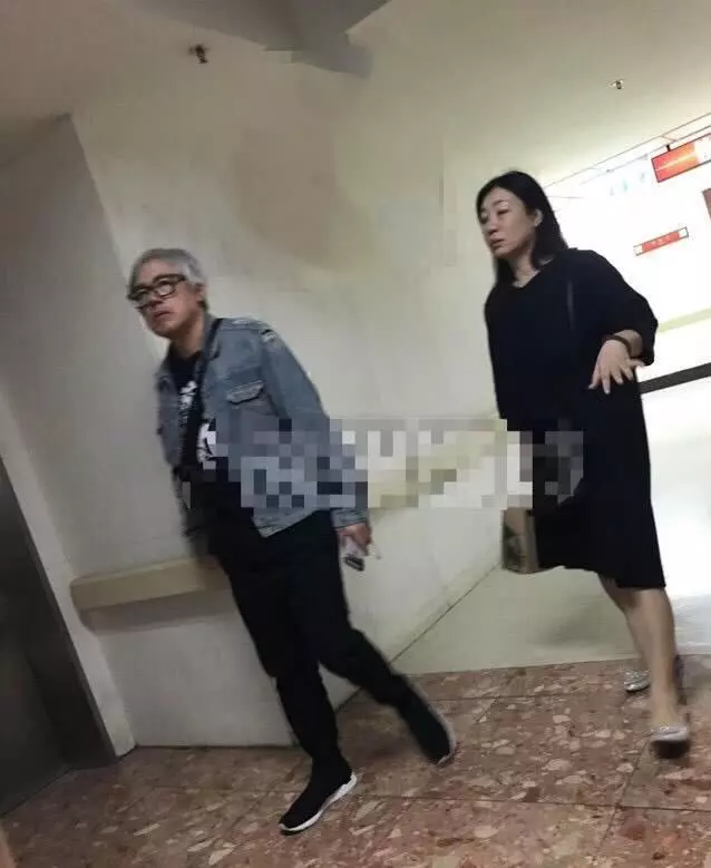 50歲音樂人袁惟仁,腦溢血昏迷後又發現腦瘤,近照首曝光身形消瘦癱坐輪椅反應遲鈍