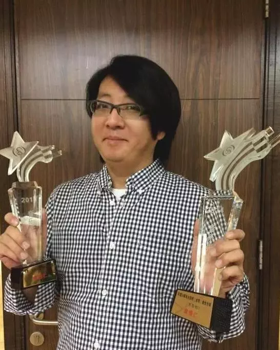 50歲音樂人袁惟仁,腦溢血昏迷後又發現腦瘤,近照首曝光身形消瘦癱坐輪椅反應遲鈍