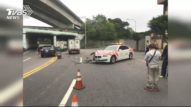 碰!國道「紅斑馬」一出小隊 慘撞物流車