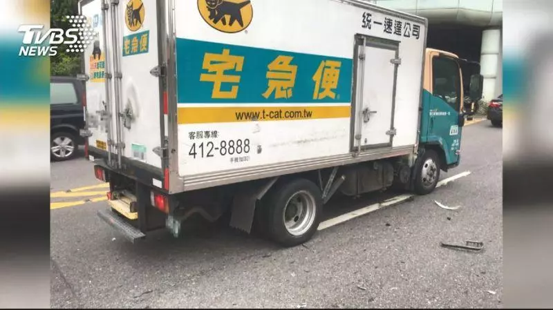 碰!國道「紅斑馬」一出小隊 慘撞物流車