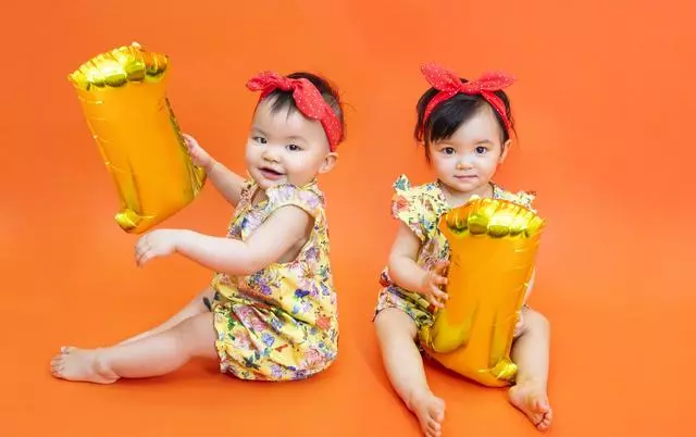 熊黛林曬雙胞胎一周歲萌照,疑暗諷郭富城三年抱兩都生女兒!