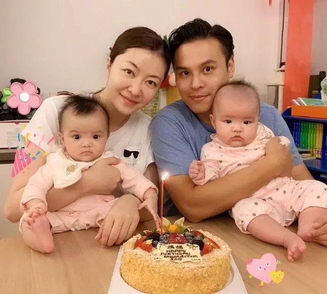 熊黛林曬雙胞胎一周歲萌照,疑暗諷郭富城三年抱兩都生女兒!