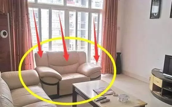 家裡沙發不要擺成「這些形狀」,有錢人都知道,住下去會變窮!