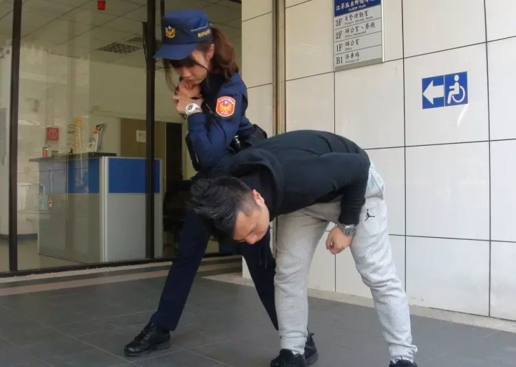 全國警察換新制服!驚見「天菜女警」撞臉「暗黑女神」網友:警界三上悠亞