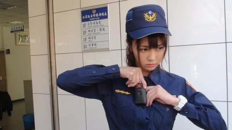 全國警察換新制服!驚見「天菜女警」撞臉「暗黑女神」網友:警界三上悠亞