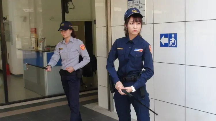 全國警察換新制服!驚見「天菜女警」撞臉「暗黑女神」網友:警界三上悠亞