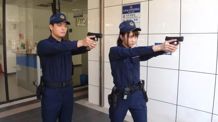 全國警察換新制服!驚見「天菜女警」撞臉「暗黑女神」網友:警界三上悠亞