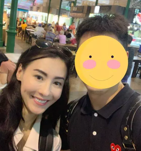 張柏芝現身新加坡被捉拍，一襲白衣難擋明星范兒，長發披肩氣質超好，網友：簡直美出天際