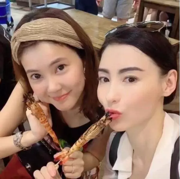 張柏芝現身新加坡被捉拍，一襲白衣難擋明星范兒，長發披肩氣質超好，網友：簡直美出天際