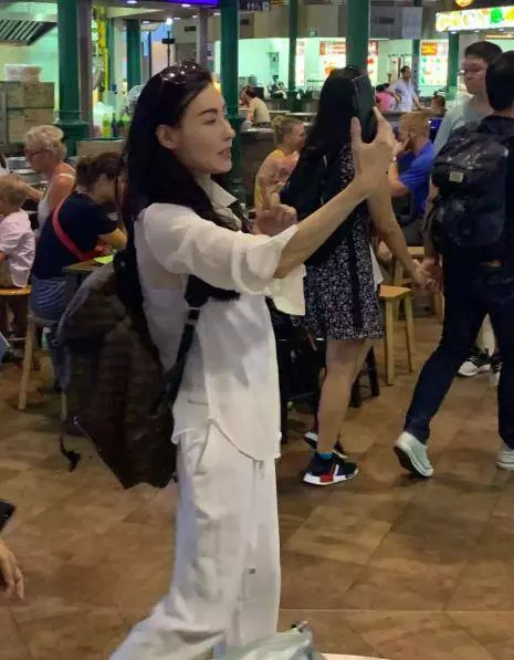 張柏芝現身新加坡被捉拍，一襲白衣難擋明星范兒，長發披肩氣質超好，網友：簡直美出天際