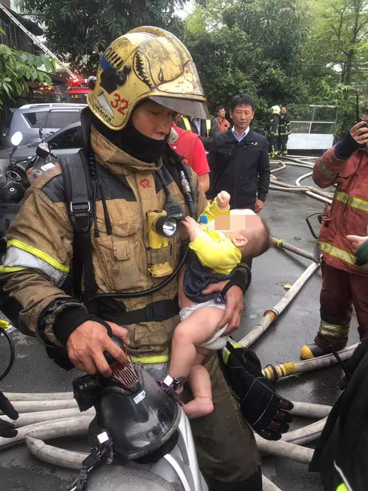 單手抱1歲嬰衝出火場! 帥警身影破萬人讚:髒頭盔是英雄榮耀的徽章