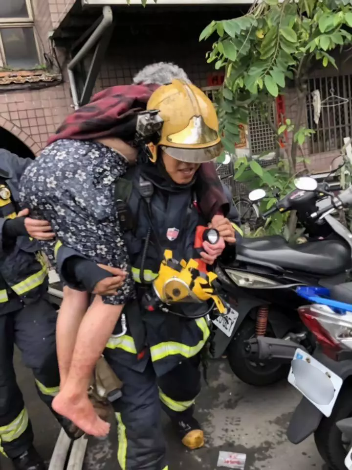 單手抱1歲嬰衝出火場! 帥警身影破萬人讚:髒頭盔是英雄榮耀的徽章
