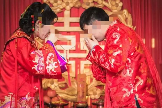 兒子出生,婆婆在老家辦酒席,每桌飯菜成本200,份子錢凈賺2萬